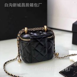 Bolso de diseñador 2024 Nuevo lanzamiento Principios de verano Moda Mujer Xiangfeng Lingge Cadena Solo hombro Crossbody Caja de mano Pequeño cuadrado