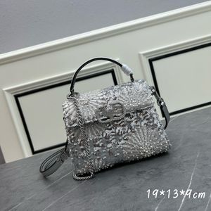 Sac de créateur Mini sac de broderie 3D Sac de créateur de broderie de perles et de paillettes Sac à bandoulière en argent de mode Sac à bandoulière pour filles en cristal imitation