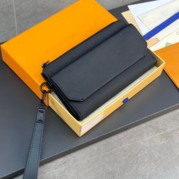 Bolsa de diseñador de billetera negra para hombres compacta y práctica La bolsa clave en el elegante cuero de aerograma negro es ideal para hombres con gustos clásicos