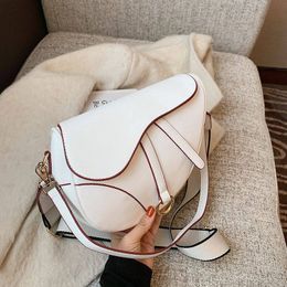 Bolso de diseñador Bolso de hombro de moda y lujoso bolso de cuero para mujer Bolsa de silla de montar Bolsa 01 01