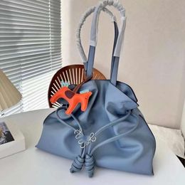 Sac de créateur en cuir authentique nouveau sac à bandoulière pour femmes avec cordon et lacets en ouvrant un sac de niche de niche de paquet à main esthétique haute sac à main