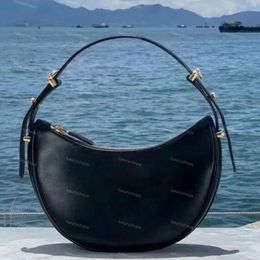 Sac de créateur sac à main Triangle Half Moon Sacs d'épalsine de lune Femmes Sac Underarm Luxury Real Cuir Baguette Crossbody Tote Sac