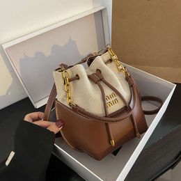 Bolsa de diseñador Handheld Mius Bucket Bag for Women en 2024 Versión de bolso de hombro de moda y casual Nicho Crossbody Simple y de alta gama Bolsa