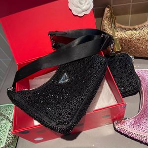 Designertas Iconische driehoek met focus op details Nylon geborduurde schouderband met diamanten ingebedde tas