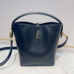 Bolsa de diseñador LE 37 Pequeño en bolsas de cuero de cuero brillante Mujeres Fashion Luxury Fashion Crossbody Bags Bolsos de hombro Hardware de tonos de bronce 749036