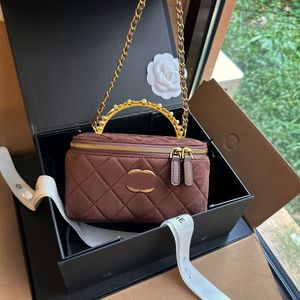 Bolso de diseñador Bolso de maquillaje Bolso de caja con incrustaciones de oro premium Bolso de hombro con asa tejida hueca Bolso de caja pequeño popular de moda Bolso cruzado