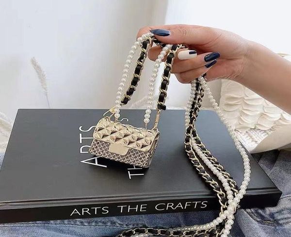 Collar de collar de bolso de diseño Mujeres Metal Hollow Auriculares Bages Pearl Chain Diamond Crossbody Bolsas Decoración del cuello colgante SmallB7975993