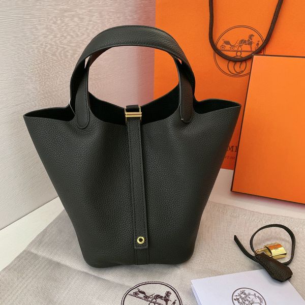 Bolsas de diseñador para mujer para hombre Cesta de cuero Bolsas de hombro Bolsa de asas Bolsos de lujo Tienda Pochette Cubo negro Monedero Viaje Duffle Crossbody Embrague Bolsas de axilas 001