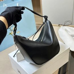 Sac de créateur Sac à bandoulière Sac de créateur de luxe Cross Body Sac Hobo polyvalent Sac à main en relief Riddle Zipper Ouvrir et fermer Sac fourre-tout en peau de vache pure