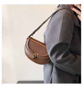 Bolso de diseñador Mochila pequeña con bandolera Bolso de mano Bolsos de hombro de moda Bolso de sillín cruzado suave para mujer Bolso Ocasiones versátiles Cartera lateral con letras portátiles