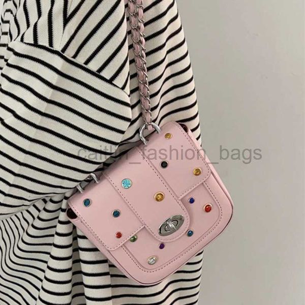 Sac de créateur en petit groupe Texture sous les bras pour l'été féminin 2023 Nouvelle tendance Single Crossbody Chain de la chaîne polyvalente en diamant Saddle Designer Sac Caitlin