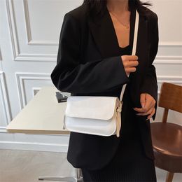 дизайнерская сумка Однотонная маленькая квадратная сумка из мягкой кожи Модная сумка через плечо Свободно регулируемая длина ремня, компактная женская сумка