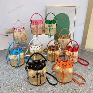 Designer tas zomer damesmode geweven in breien gehaakte tas grasstro emmer tas luxe casual tonvormige draagtas beroemde merk crossbody drumschoudertassen