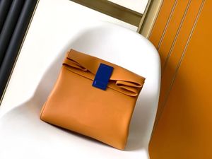 El bolso de diseño del bolso original está hecho de cuero de cuero de vaca suave bañado en bolsas de compras de marca.El bolsillo interno del parche y el bolsillo con cremallera proporcionan almacenamiento ordenado