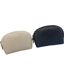 Sac de créateur haut de gamme, cette trousse de maquillage compacte pour femme est faite de cuir et de toile de haute qualité et peut facilement se glisser dans un sac à mainM47515