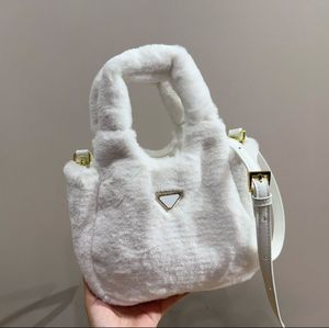 Sac fourre-tout de styliste, sac à main à la mode pour femmes, sac en peluche, sac de selle, sac à main de luxe, badge triangulaire, sac à bandoulière sous les bras