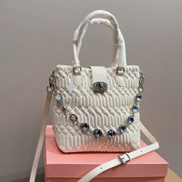 Sac de créateur Sac fourre-tout à chaîne en diamant d'eau Sac à bandoulière portable Femmes inspirées par le cristal à la mode luxueux et de haute qualité 2024 Été Nouveau pli 10A