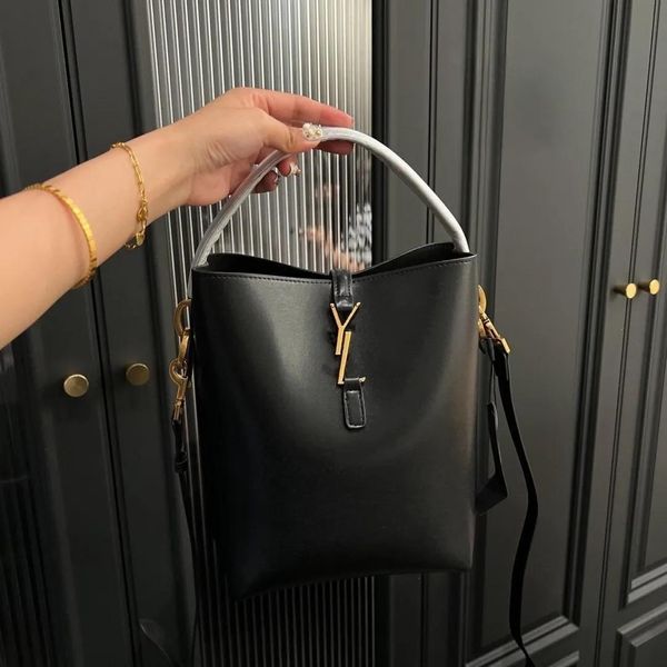 Bolso de diseñador para mujer LE 37 EN CUERO BRILLANTE Bolso tipo cubo para hombro bolso de mano Bolso cruzado con CADENA CON CIERRE DE GANCHO CASSANDRE Bolso mensajero A197