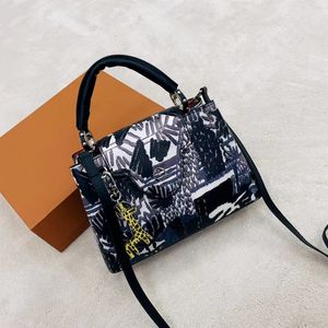 Sac de créateur, sac pour femme, associé à une boucle dorée, sac cool, sac de grande capacité de mode haut de gamme, fusion d'éléments de science-fiction florale