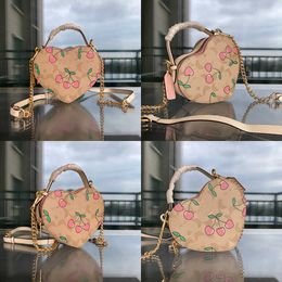 Designertas Dames Shoppers Tote Kwaliteit lederen handtas Ontwerpers Handtassen Tassen Portemonnees Hartvormige Mode Crossbodytassen C-vormig 230720