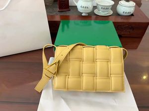 Bolso de diseñador Bolso tejido Bolso clásico bolso versátil Moda para mujer Bolso de viaje casual Bolso nube Bolso tejido versátil Bolsos de casete cuadrado Monedero con solapa de mensajero para mujer