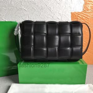 Bolsos de diseñador Elegante bolso tejido al por mayor Bolsos de mensajero para mujer Hilo liso Cuero genuino Lentejuelas Cerrojo Solapa suave Tofu sólido Cuadrado pequeño