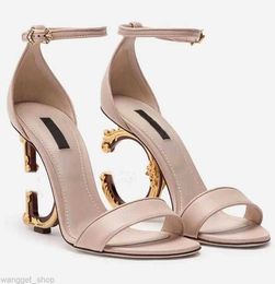 bolsos de diseñador Keira Sandalias Zapatos para mujer Piel de becerro pulida Tacones barrocos Charol Señora Chapado en oro Gladiador de carbono Sandalias buena