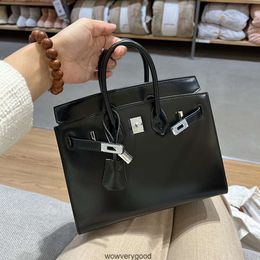 Sacs de créateurs Fourre-tout de mode de luxe Sac en cuir cousu à l'extérieur Sac à main en cuir haut de gamme Sac à bandoulière en peau de vache brillante Sac à bandoulière à la mode pour femmes