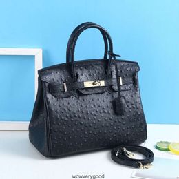 Bolsas de diseñador Totas de moda de lujo Moda de bolso de patrón de avestruz 2024 NUEVO BOLSO DE MOBEN DE CUERO Portable Gran capacidad Versátil Versátil