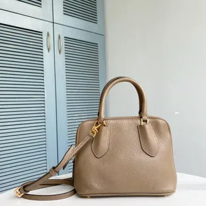 Sacs de créateurs Sac fourre-tout de luxe Sac à main Sac à bandoulière Sac à bandoulière Couleur pure Cuir véritable Printemps Mode Femme Cuir Sac fourre-tout en treillis marron Sac à grain souple Pochette