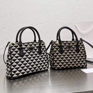 Sacs de créateurs Luxurys Galleria Designer Sac Dames Sac à main en cuir Tissu Triangle Modèle Femmes Totes Bandoulière Fourre-tout Qualité Date Sym