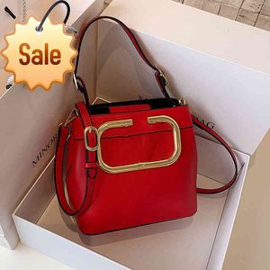 Sacs de créateurs Nouveau Femmes Métal Lettre V Seau Sac Simple Mode Une Épaule Oblique Straddle Net Rouge Même Sac À Main Sac Fourre-tout Vente Directe D'usine