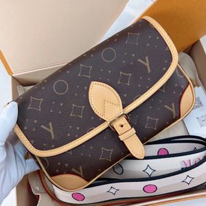 Designer Tassen Schoudertas Baguette Tas Vrouwen Bakken Echt Leer Oude Bloem Diane Handtas Grote Capaciteit Canvas Riem Reliëf Letters Kleurrijke Bloemen Sling Bag