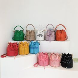 Bolsas de diseñador Mujeres bolsas de bolso de cuerpo cruzado PU PULO BOLSO PUNSO NUEVO estilos de alta calidad Bucket de moda Huanju-0701-30