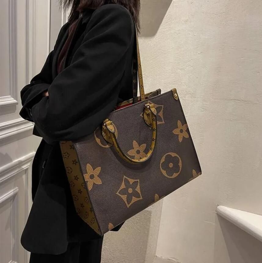 Designer väskor Kvinnor handväskor präglade blommamonogram onthego handväska handväska på tygpåsen axel kors kropp kvinnlig ryggsäck på språng 01