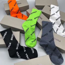 Diseñador balanciaga Calcetines para hombres calcetines para mujeres Nuevos calcetines del alfabeto de París con gorra media engrosada para invierno Protección contra el frío Calle Pareja b Caja familiar Calcetines largos