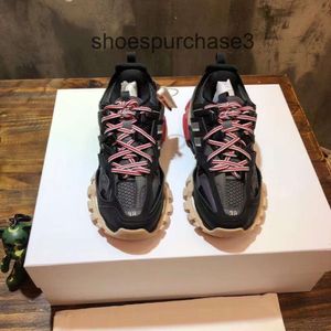 Designer Balencigs Chaussures de sport à la mode Patins à roulettes 2024 Paris 3.0 Chaussures Piste extérieure Semelle épaisse Chaussures surélevées LED Chaussures de couple pour hommes et femmes JUFX