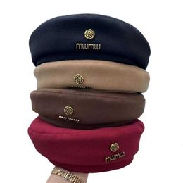 Casquettes de designer Automne et hiver Nouveau Min Camellia Peintre Chapeau Version coréenne Mode Polyvalent Bud Chapeau Grosse Tête Circonférentielle Minceur Instagram Béret Chapeau PVA