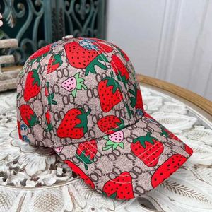 Designer Ball Caps Hat Strawberry Baseball Cap Cute Fashion Flat Cap met de juiste brief gedrukt overal op zonnebrandhoedhoeden