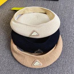 Designer Ball Caps Triangle inversé Glace Casquette en soie Bunny Beret British Vintage Thin Straw Knitted Artist Hat Summer Mesh Bud Hat Chapeau de paille Chapeau haut de forme plat Chapeau haut de forme