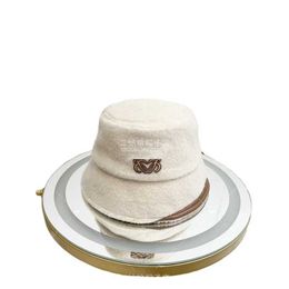 Designer Ball Caps Luo Jia's 23 AutomneHiver Nouveau Chapeau De Pêcheur Brodé En Cheveux D'agneau Personnalisé Petit Chapeau De Baril Vitrine Petit Visage Instagram Style Maillard AXHL