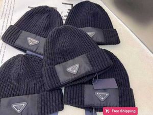 Designer Ball Caps P Familys Nouvelle version correcte Triangle inversé Automne et hiver Le chapeau en laine tricoté retourné est à la mode et polyvalent pour les hommes et les femmes sans