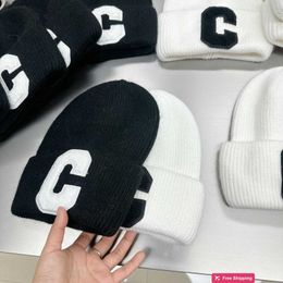 Designer Ball Caps Lapin cheveux en peluche version coréenne C lettre chapeau de laine noir et blanc pour l'automne et l'hiver chapeau tricoté avec chapeau de laine chaud 7TDK