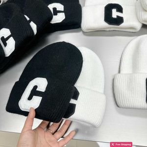 Designer Ball Caps Konijnenhaar pluche Koreaanse versie C letter zwart en witte wollen muts voor dames herfst en winter gebreide muts met warme wollen muts 7TDK