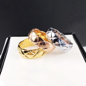 Designer Band Ring Luxe ringen voor mannen Women Titanium staal gegraveerde letterpatroon Liefhebbers Sieraden Geschikt voor veel toepassingen Nieuw