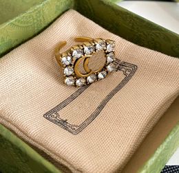 Ontwerper Band Ringen voor Mannen Vrouwen Merk Brief Messing Holle ontwerp Ring Stalen Afdichting 18K Vergulde Paar Sieraden Carving Verstelbare Opening Holiday Gift