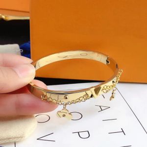 Bracelet de créateur Bracelet de luxe Bracelet de charme Pendentif pour femme Alphabet Bijoux 18 carats Plaqué or Bracelet en acier inoxydable Manchette Mode Bijoux de luxe
