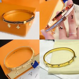 Designer Bangle armband 18K GOUD GOLD VROUWEN LUXE NIEUW MERK POLSEN SIERADE PATTERNED LEDERKACHTING Diamantbrief ingelegde roestvrijstalen waterdichte niet -vervaging