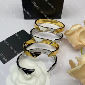 Designer armband voor dames Klassieke driehoekige armband Hoge kwaliteit titanium staal Geen vervaging Sieraden Dame Kerstcadeau