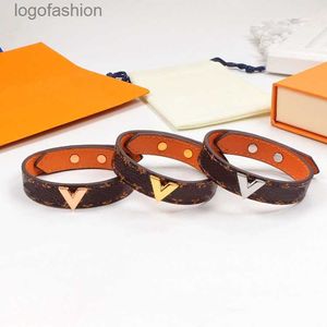 Braceuse de créateur pour femmes bracelet en cuir masculin classique Bracelettes de bracelet Femmes Réglable à carreaux à fleurs larges bijoux de bracelet